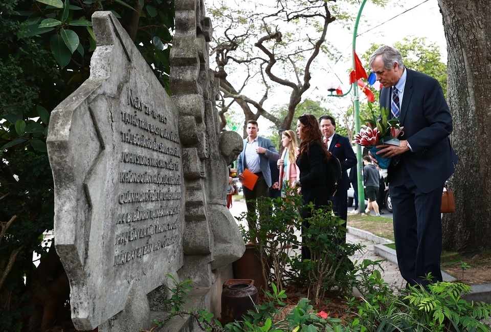 US Congressmen pay tribute to John McCain in Hanoi